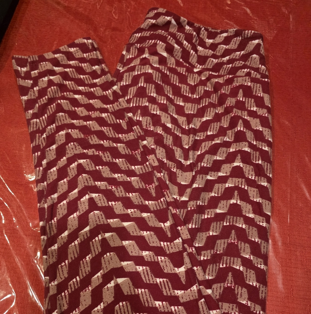 LuLaRoe Red and White Patterned Leggings